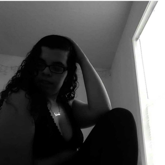 Meet your Posher, Gabriela - Picture 1 of 1